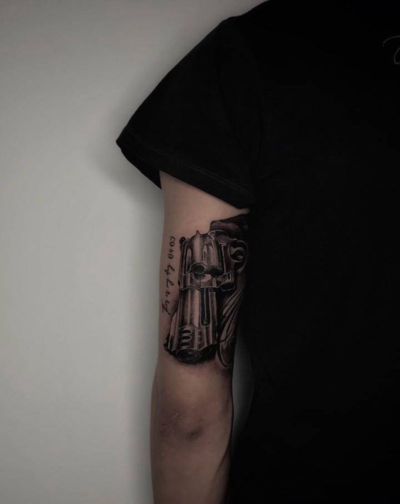 左轮手枪纹身图片_手臂欧美写实纹身图案