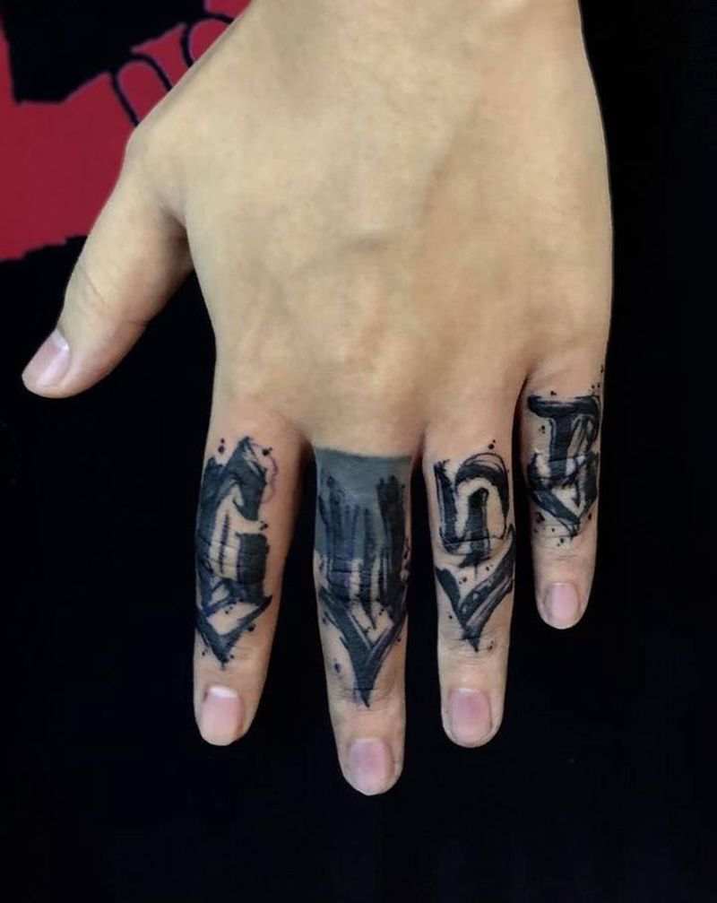 字母纹身图片_手部老传统纹身图案