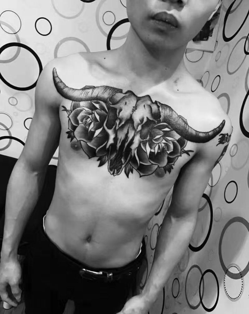 羊头纹身图片_胸部欧美写实纹身图案