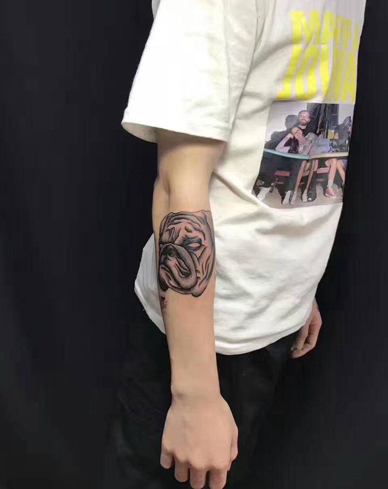狗纹身图片_手臂Old School纹身图案