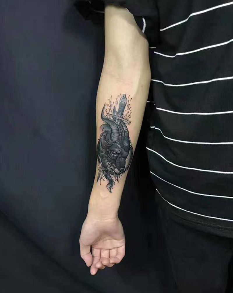 羊纹身图片_手臂水墨纹身图案