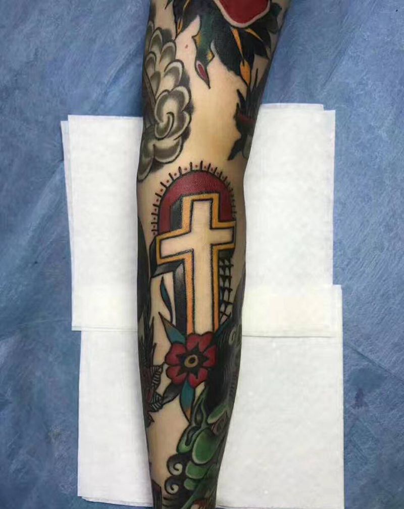 十字架纹身图片_手臂Old School纹身图案