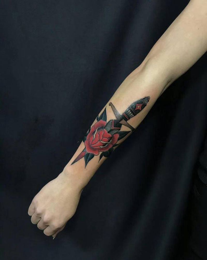 匕首纹身图片_手臂Old School纹身图案