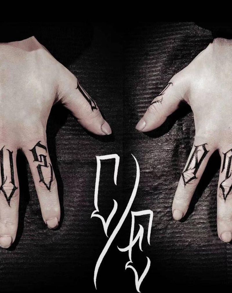 手指纹身图片_手部花体字纹身图案