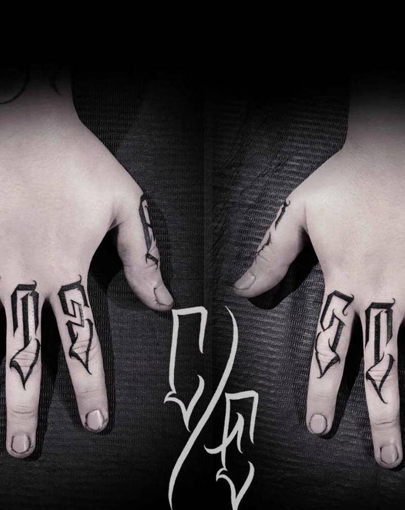 手指纹身图片_手部花体字纹身图案