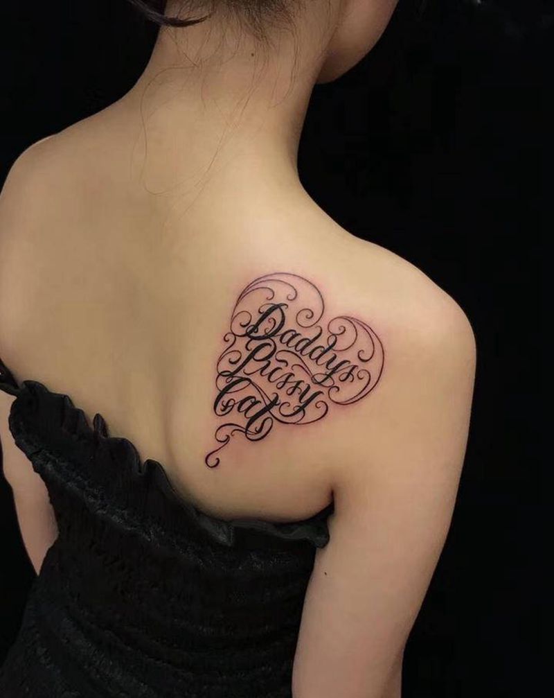 字体纹身图片_背部花体字纹身图案