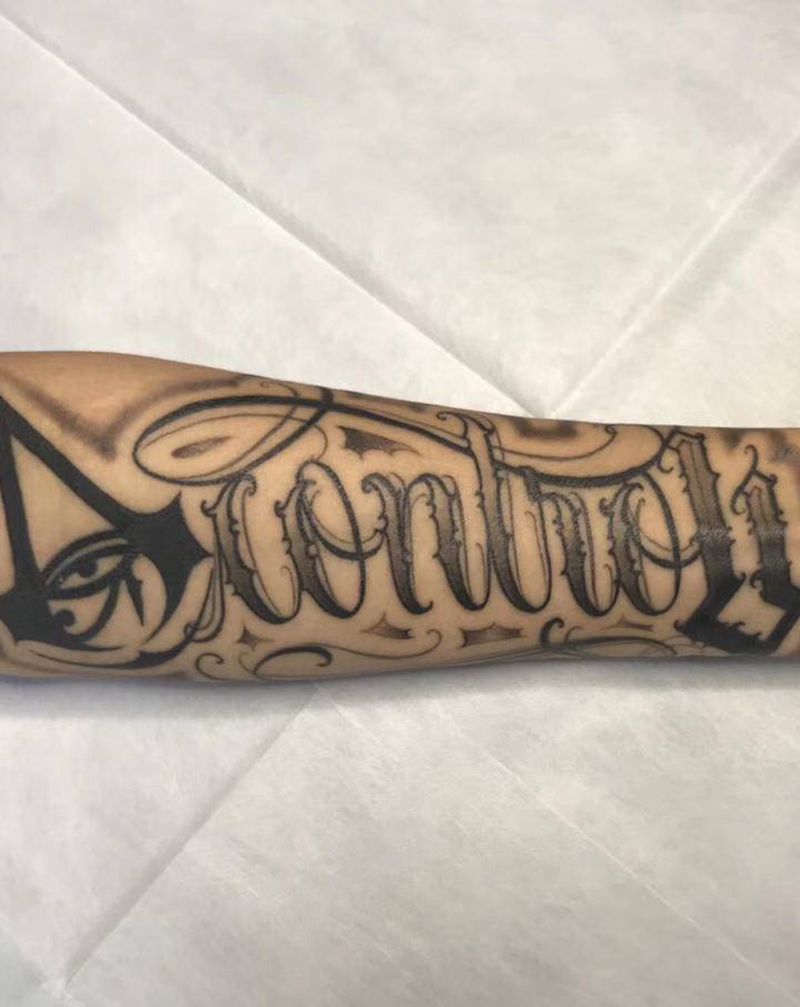 字体纹身图片_手臂花体字纹身图案