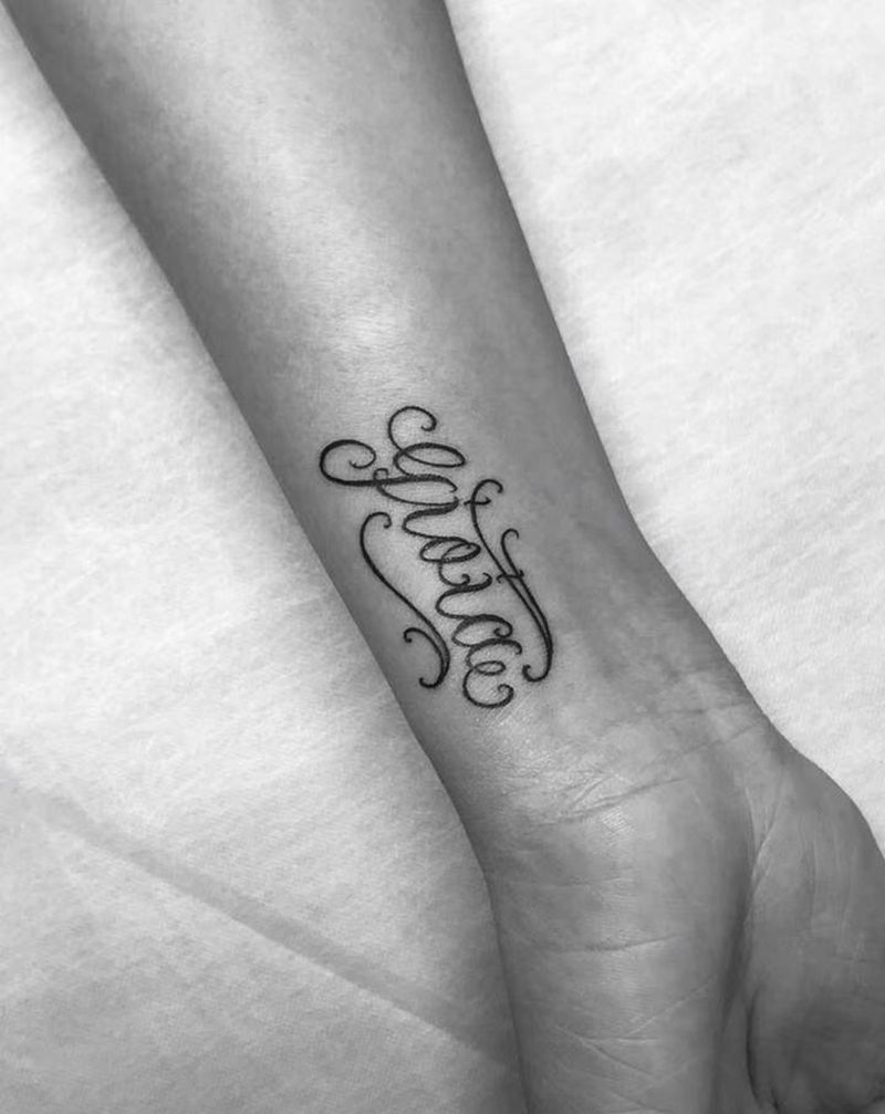 字体纹身图片_手部花体字纹身图案
