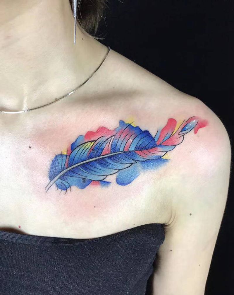 羽毛纹身图片_胸部水彩纹身图案