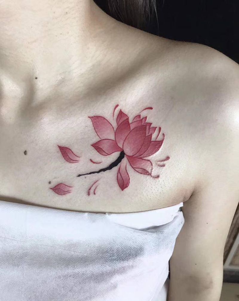 荷花纹身图片_胸部水墨纹身图案