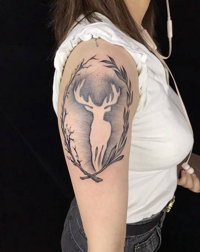 鹿纹身图片_手臂点刺纹身图案