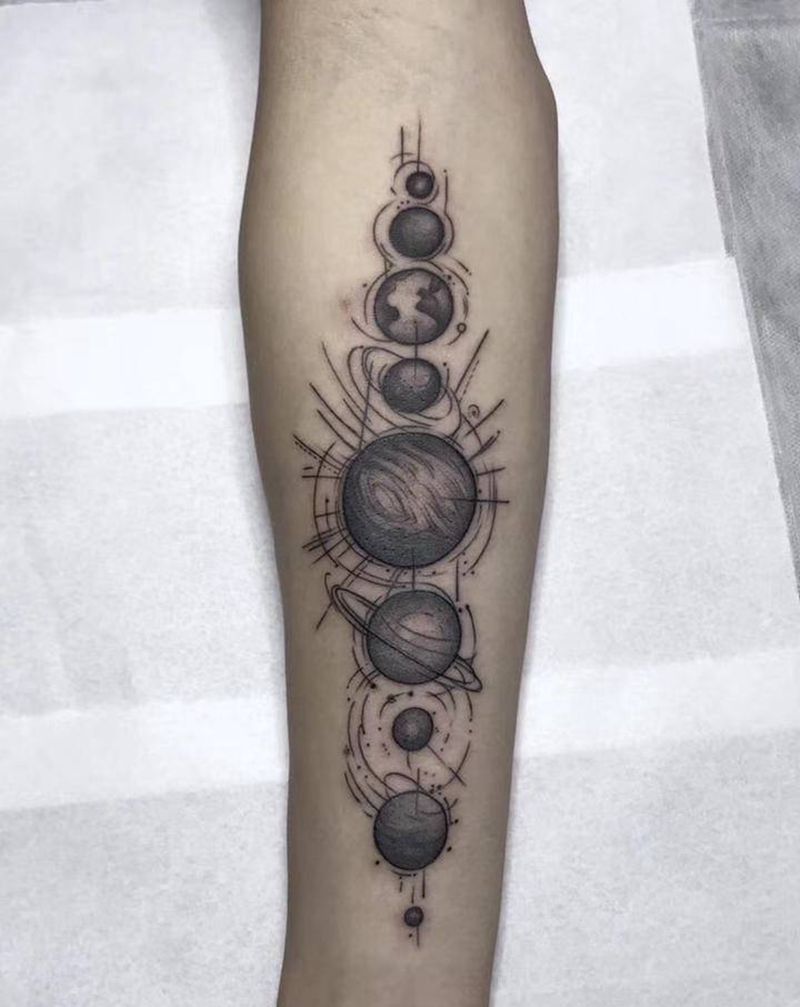 星球纹身图片_手臂点刺纹身图案