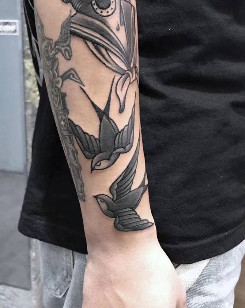 燕子纹身图片_手臂Old School纹身图案