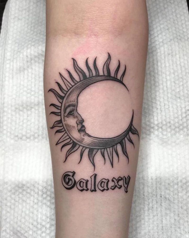 月亮纹身图片_手臂点刺纹身图案