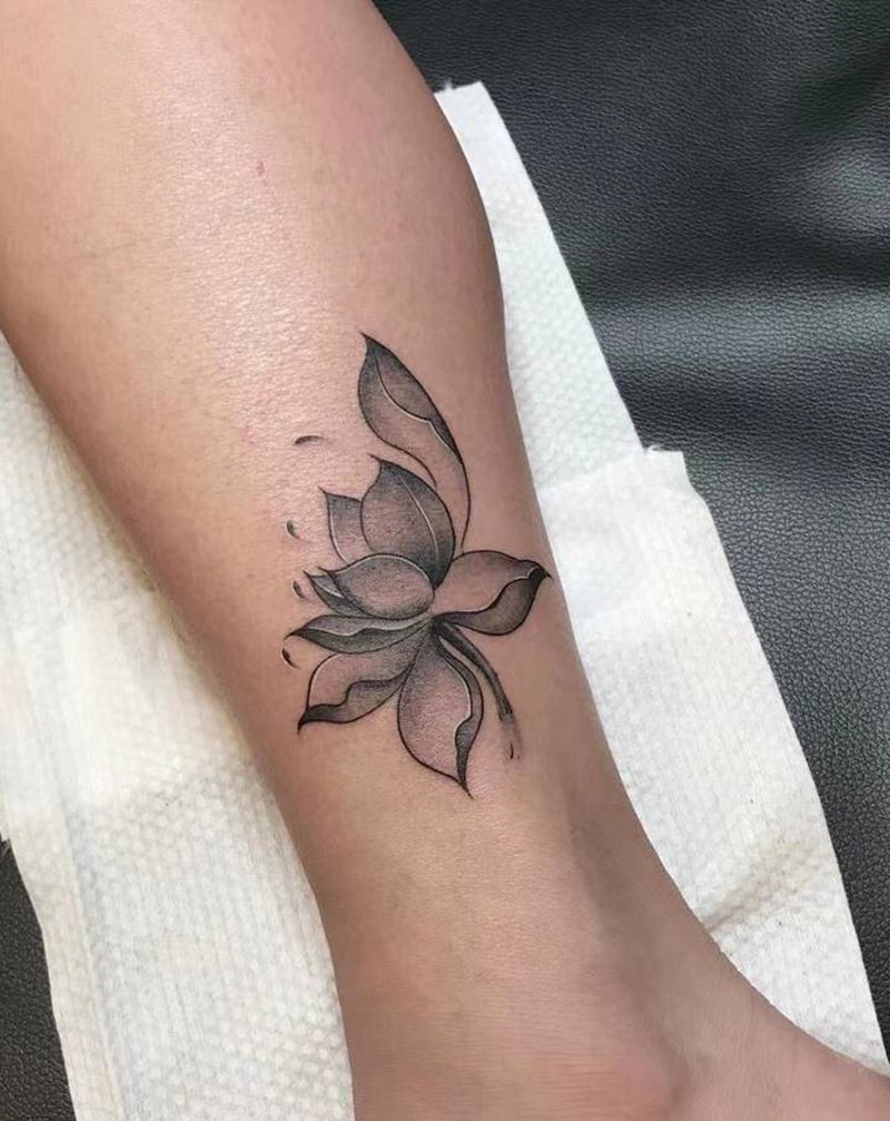 荷花纹身图片_腿部新传统纹身图案