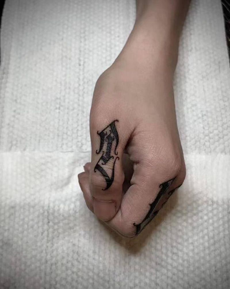 字体纹身图片_手部花体字纹身图案