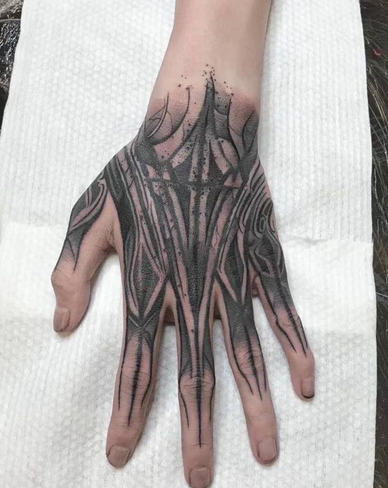 暗黑纹身图片_手部花体字纹身图案