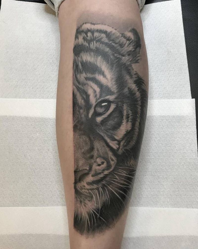 虎虎虎纹身图片_腿部欧美写实纹身图案