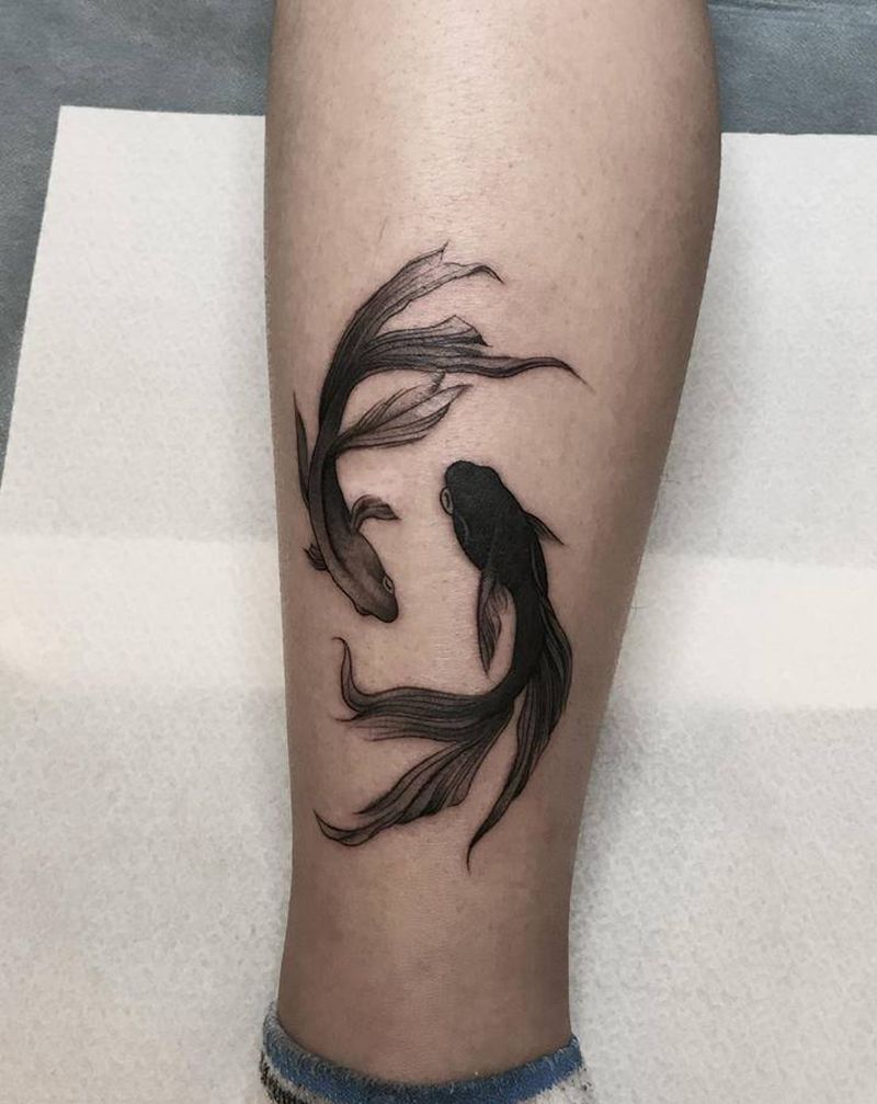 鱼纹身图片_腿部水墨点刺纹身图案