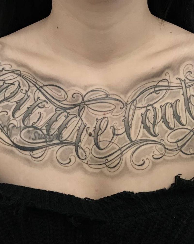 字体纹身图片_胸部花体字纹身图案