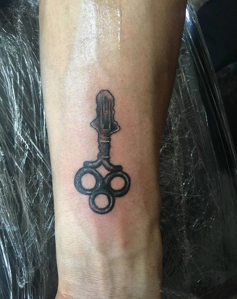 钥匙纹身图片_手部钥匙 小清新纹身图案