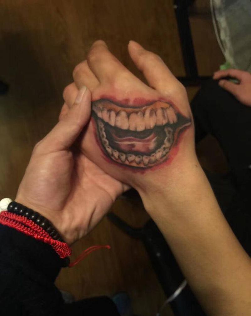 小丑同款纹身图片_手部纹身图案