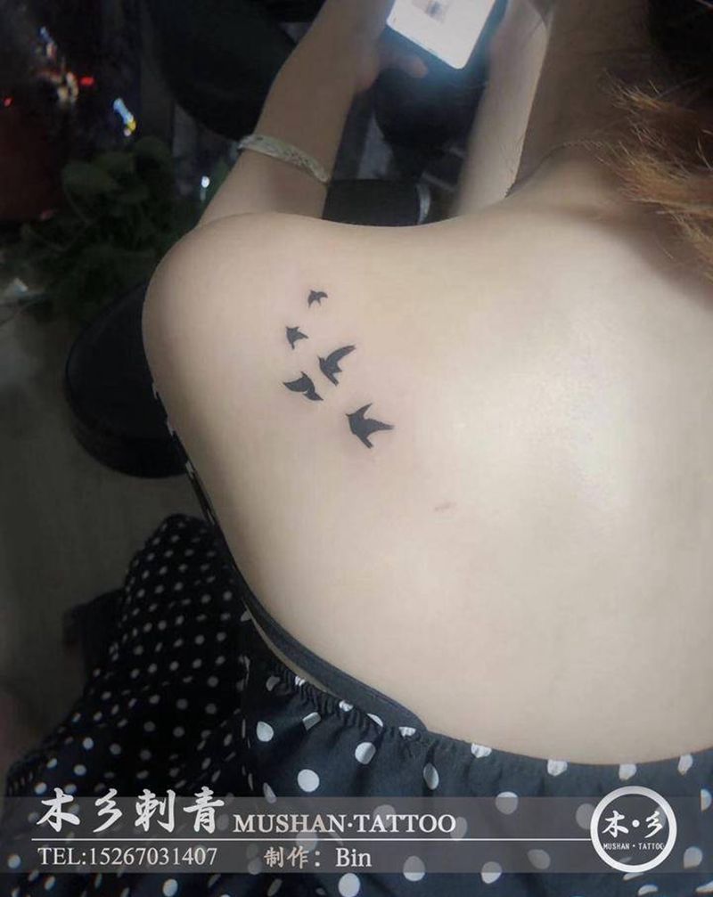 小鸟哈哈纹身图片_背部图腾纹身图案