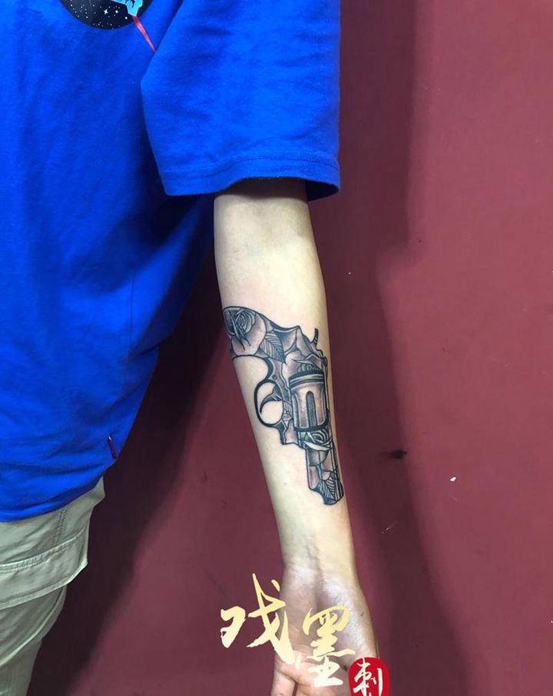 左轮手枪纹身图片_手臂纹身图案