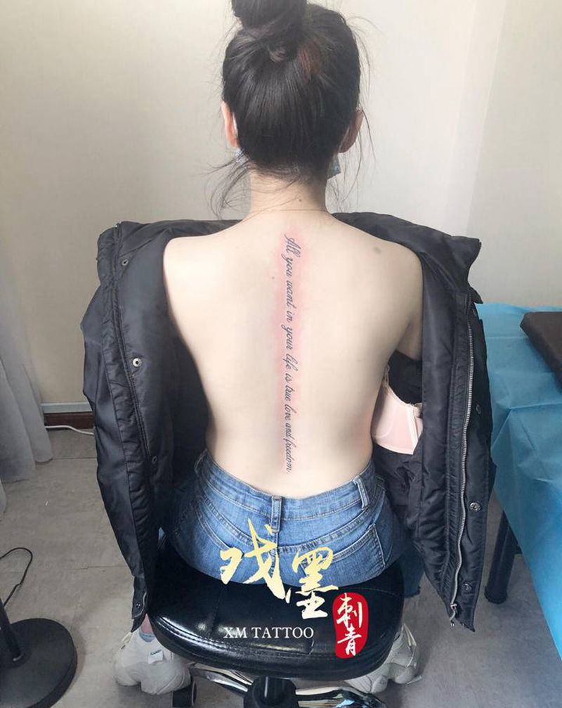 字母纹身图片_背部纹身图案