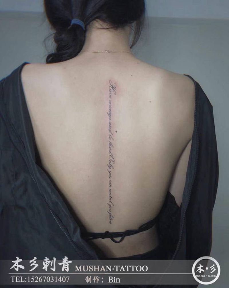 脊椎英文纹身图片_背部纹身图案