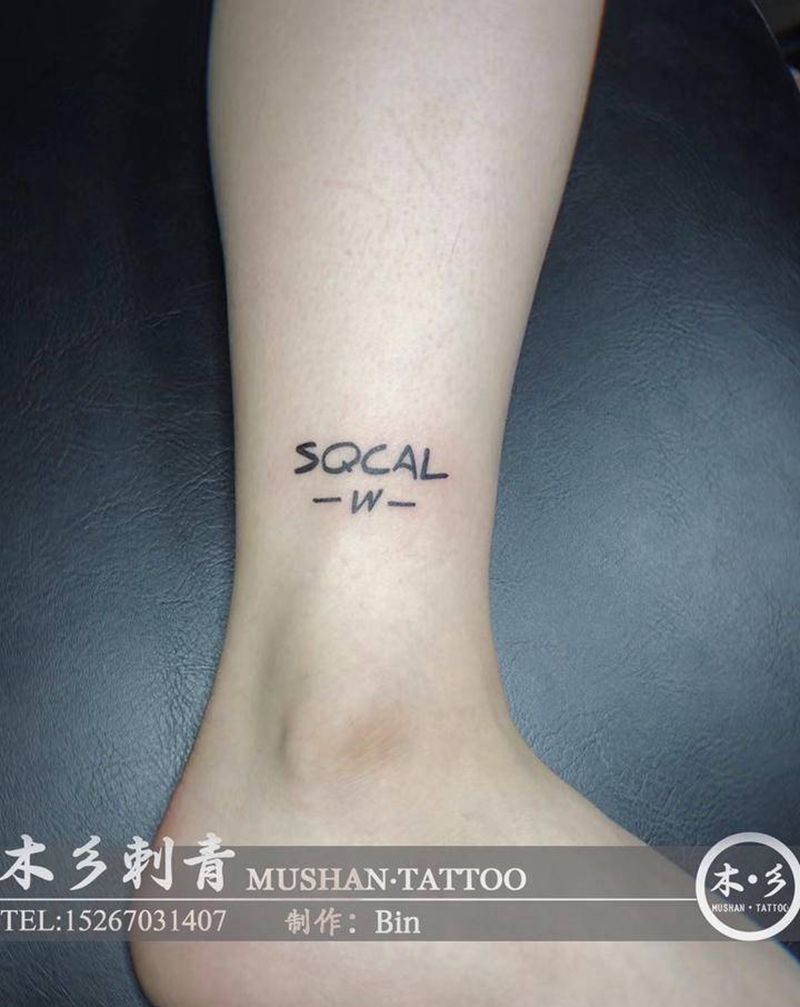 寓意字母纹身图片_腿部纹身图案