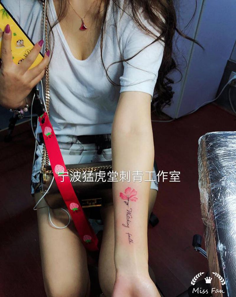 花字纹身图片_背部手臂老传统花体字纹身图案