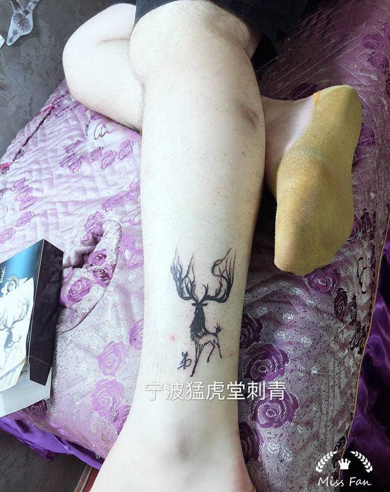 鹿纹身图片_肩部手臂老传统纹身图案
