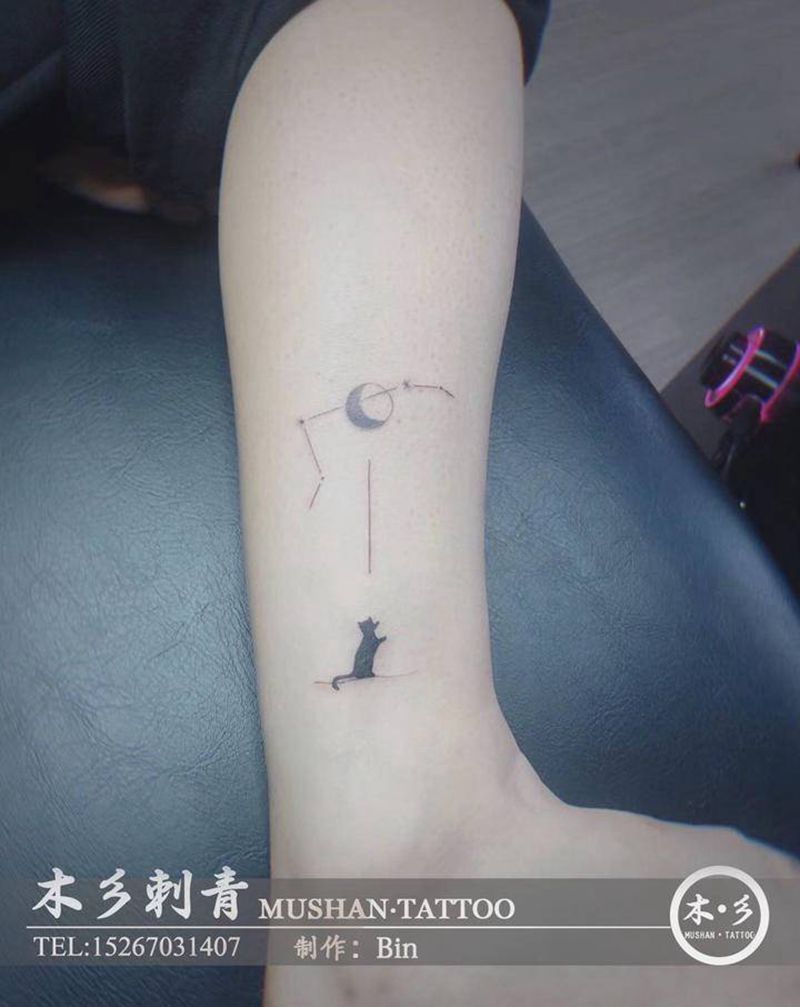 仰望天空的猫纹身图片_腿部纹身图案