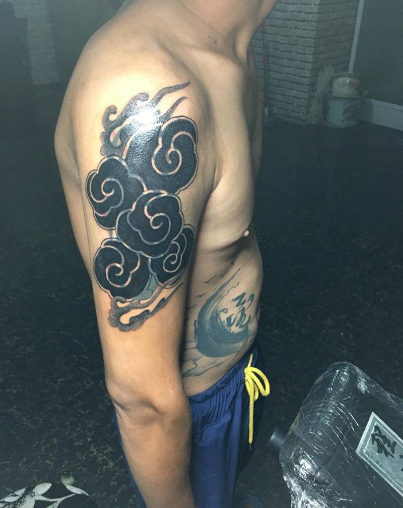 图腾云未完成纹身图片_手臂老传统纹身图案