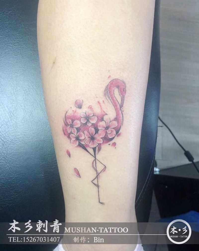 火烈鸟纹身图片_腿部纹身图案