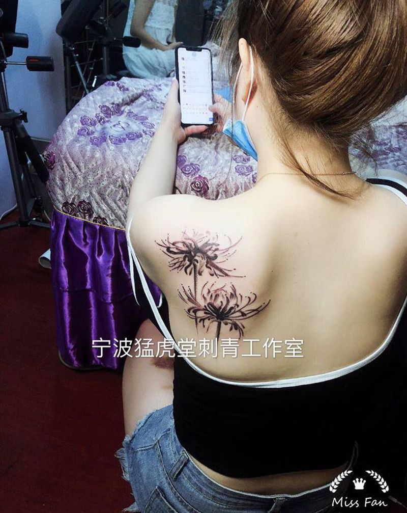 彼岸花纹身图片_胸部背部老传统新传统纹身图案