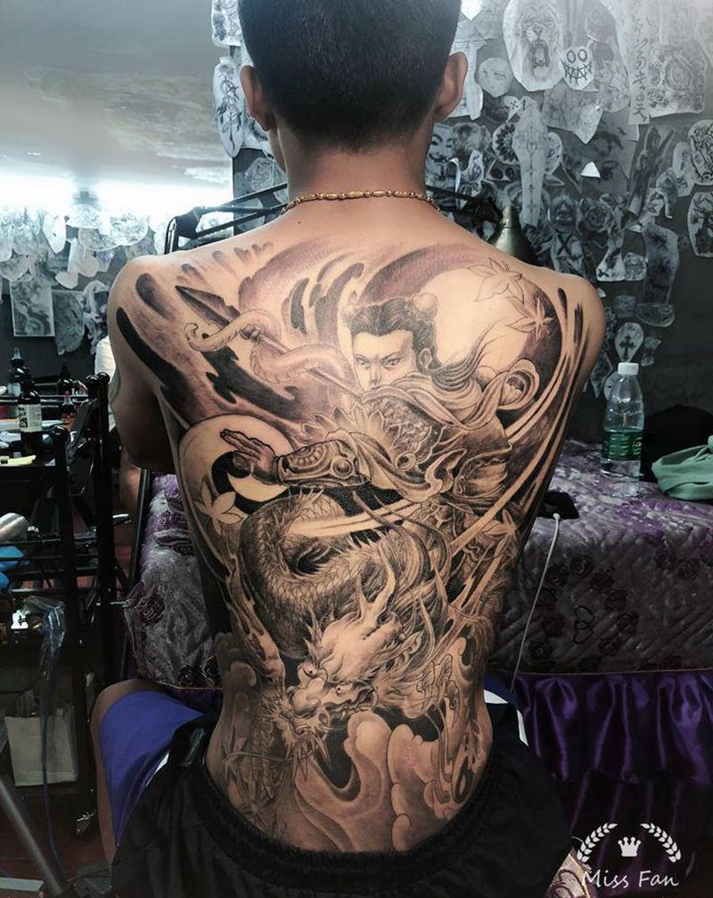 哪吒纹身图片_背部胸部老传统纹身图案