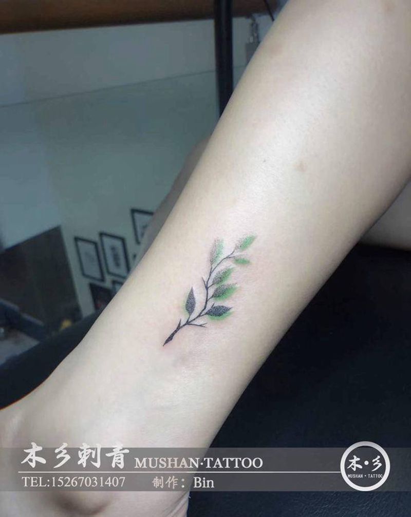 点刺水彩叶子纹身图片_腿部点刺水彩纹身图案