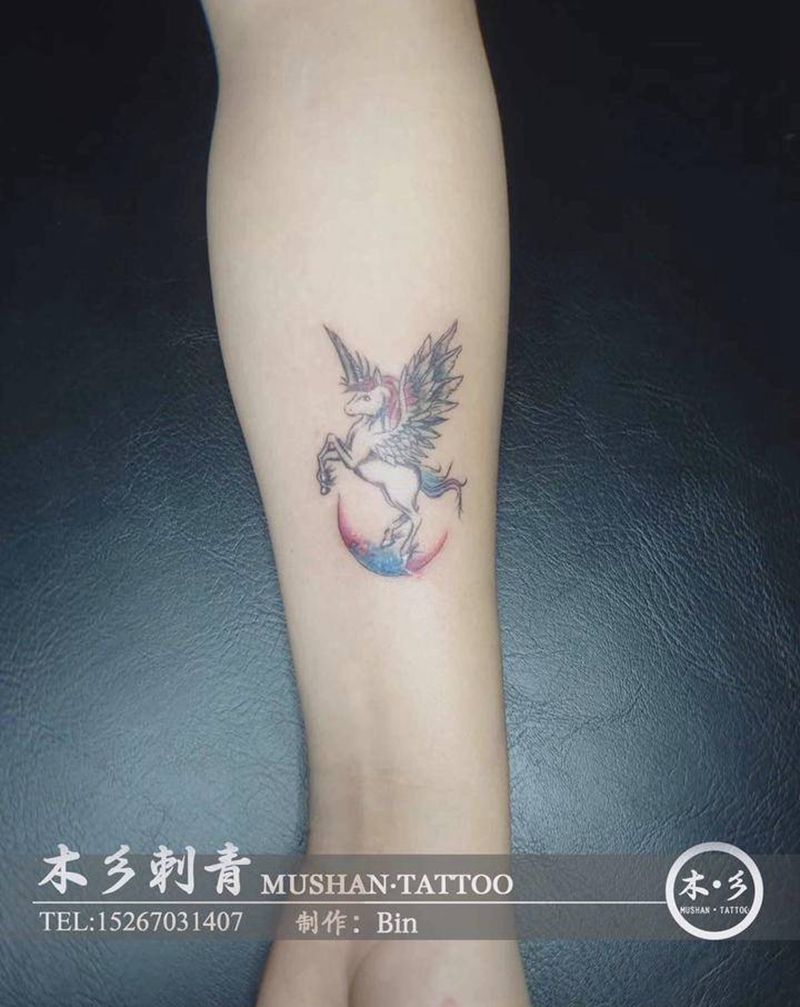 盖疤火烈鸟纹身图片_手臂水彩纹身图案