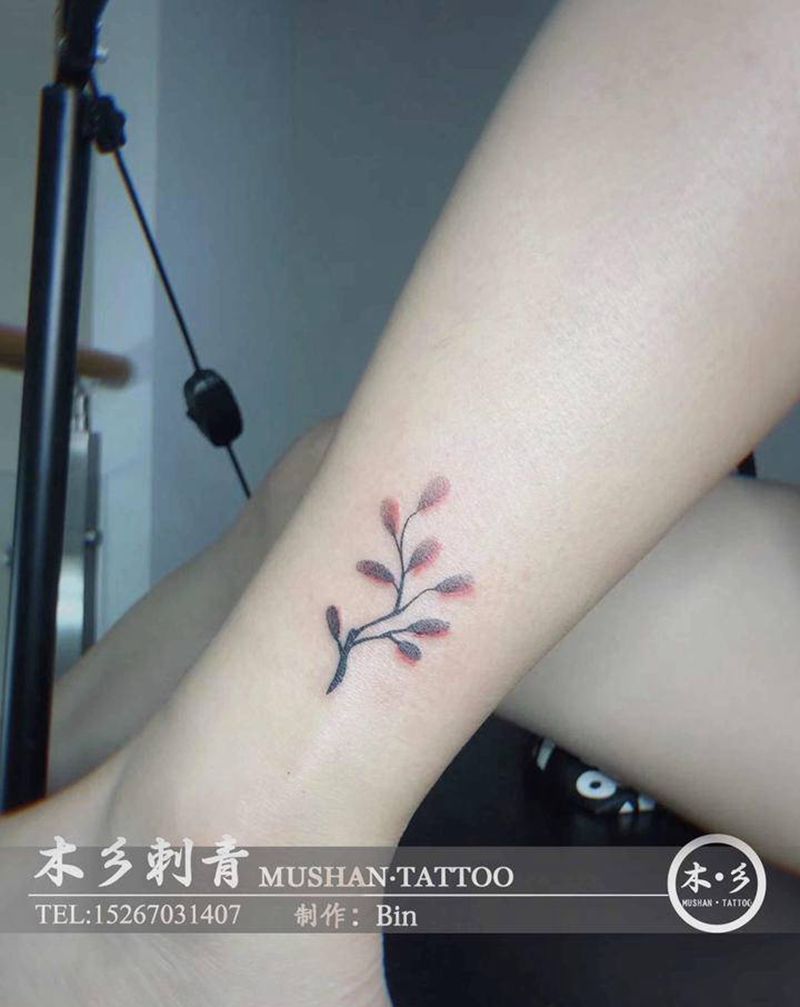 点刺叶子纹身图片_腿部水彩点刺纹身图案