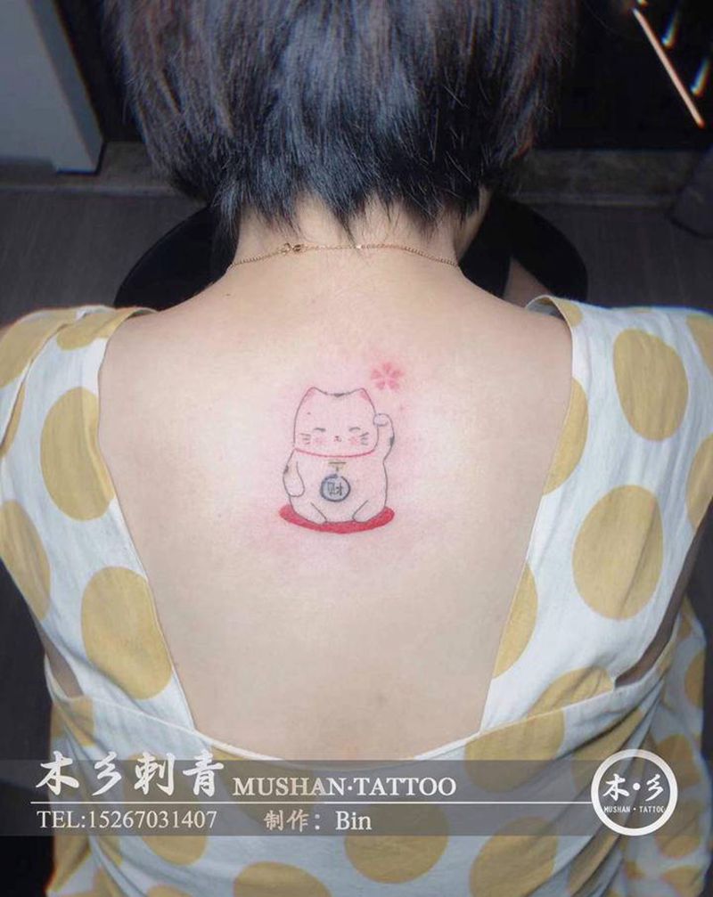 招财猫纹身图片_背部纹身图案