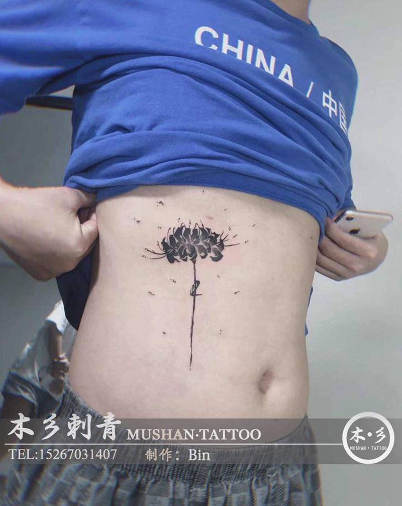 彼岸花纹身图片_腰部点刺纹身图案