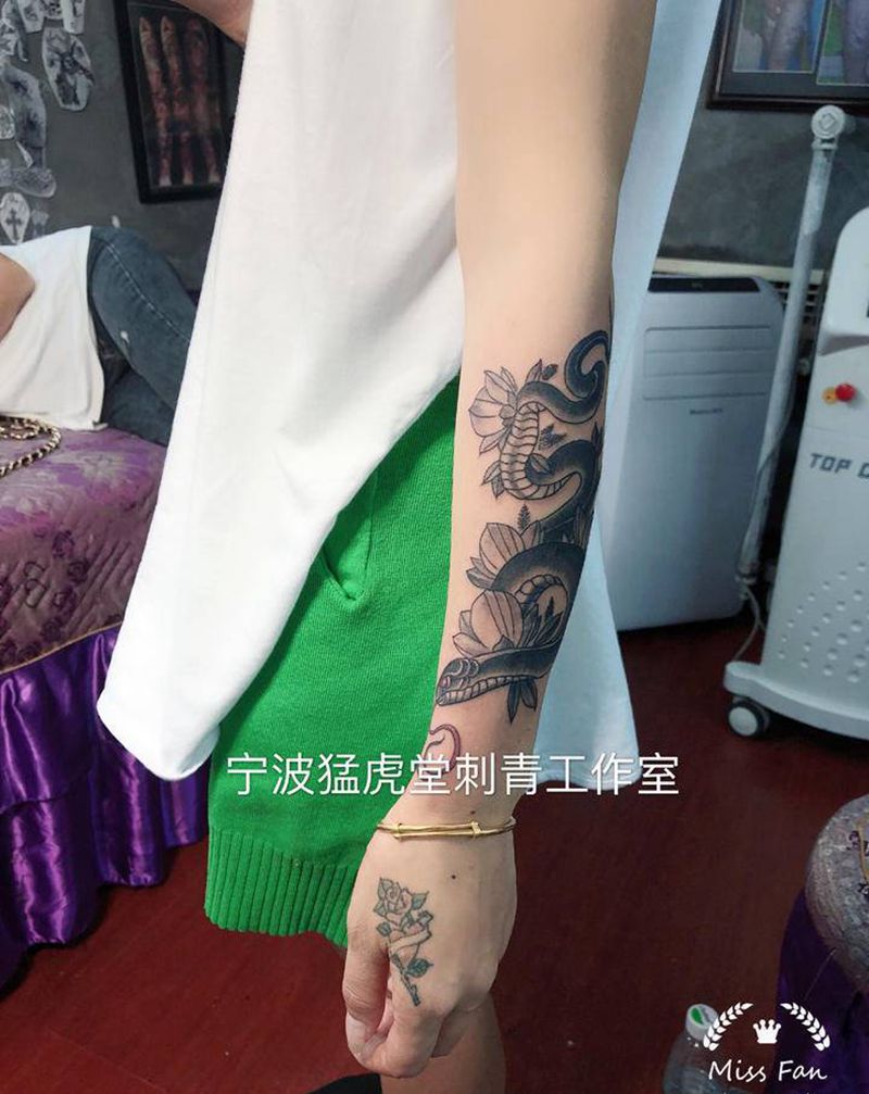 蛇纹身图片_手部手臂老传统新传统纹身图案