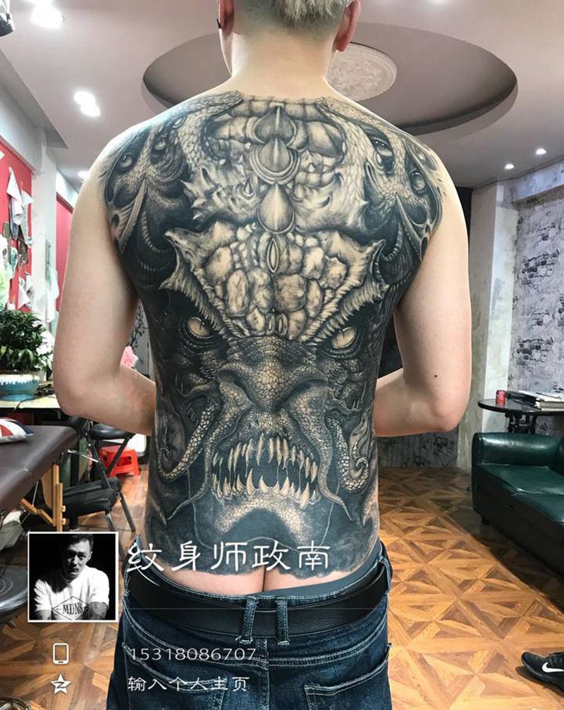 满背龙威纹身图片_背部新传统欧美写实龙纹身图案