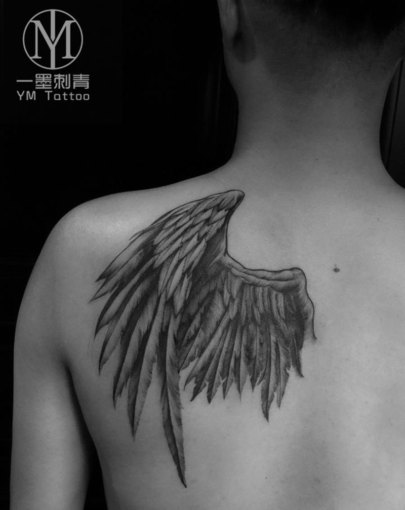 翅膀纹身图片_肩部背部欧美写实点刺纹身图案