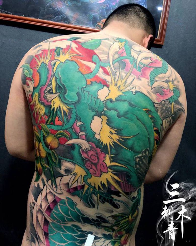 满背通体龙纹身图片_背部新传统纹身图案