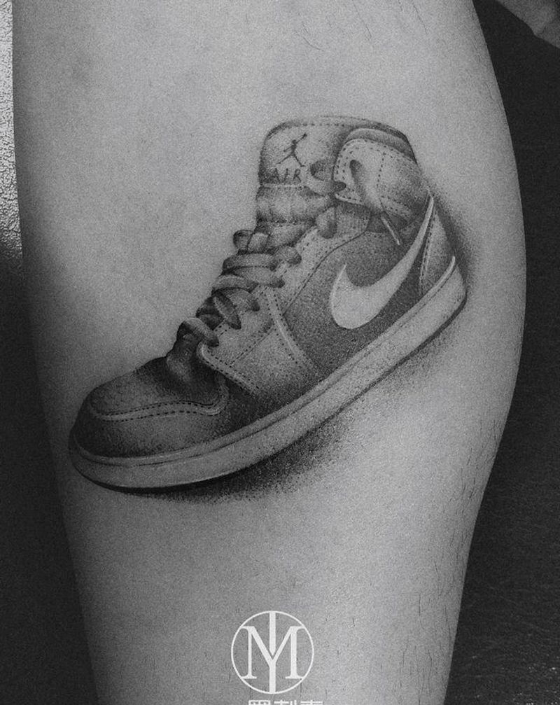 一只量脚定制的A锥纹身图片_腿部手臂欧美写实点刺纹身图案