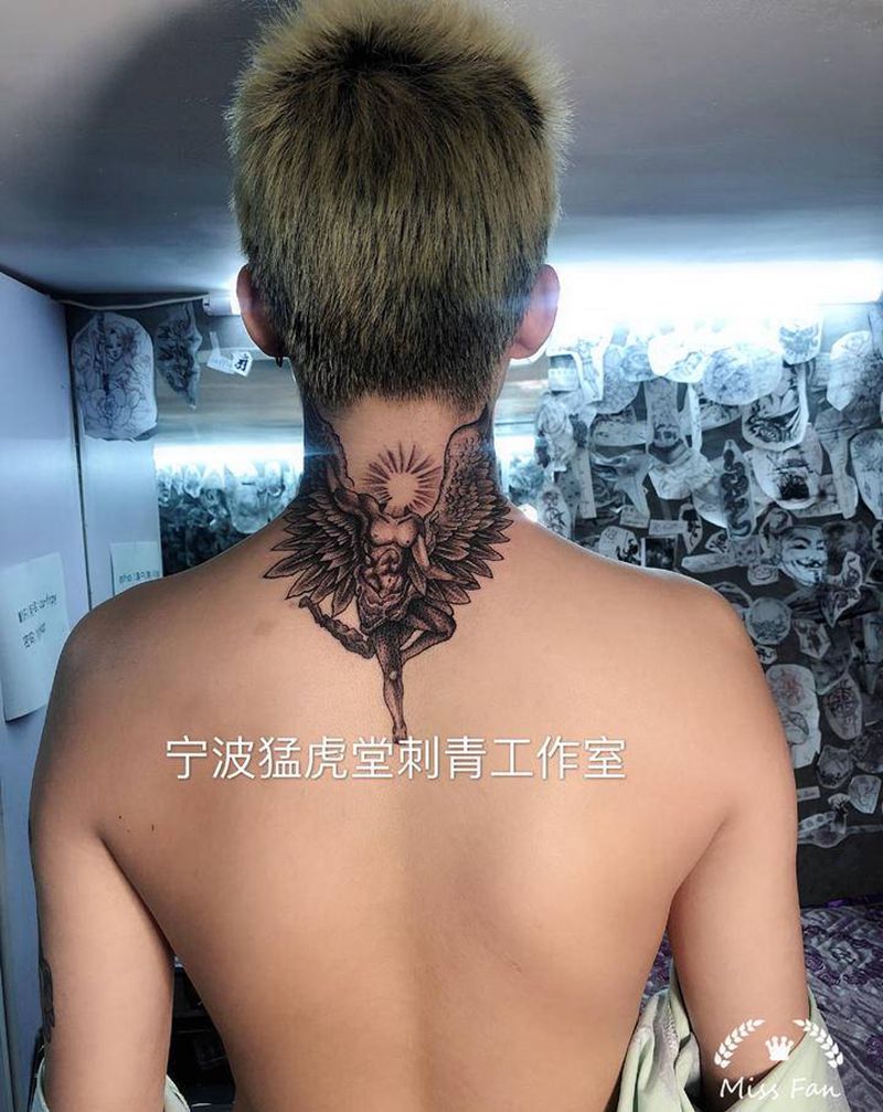 堕落天使纹身图片_胸部颈部老传统新传统纹身图案