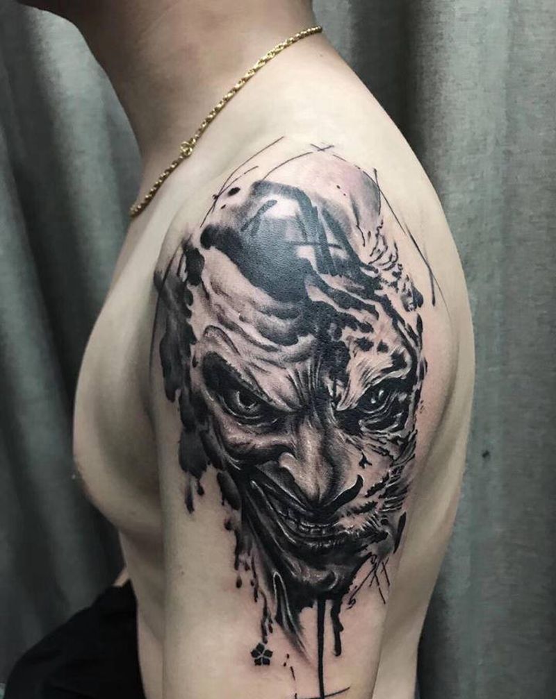 小丑纹身图片_手部欧美写实小丑纹身图案